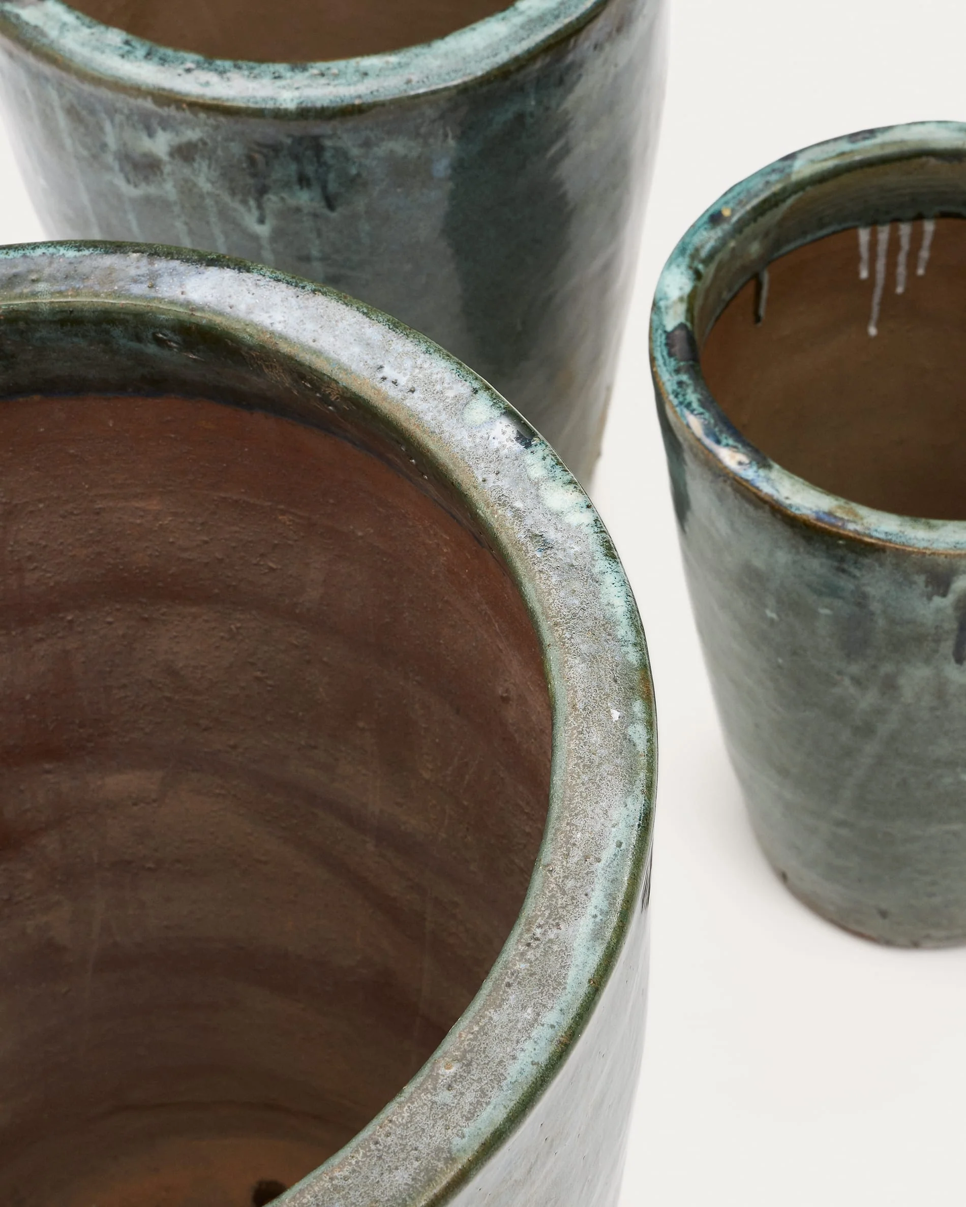 Kave Home - Set Rotja van 3 terracotta bloempotten afgewerkt met blauw - Image 4