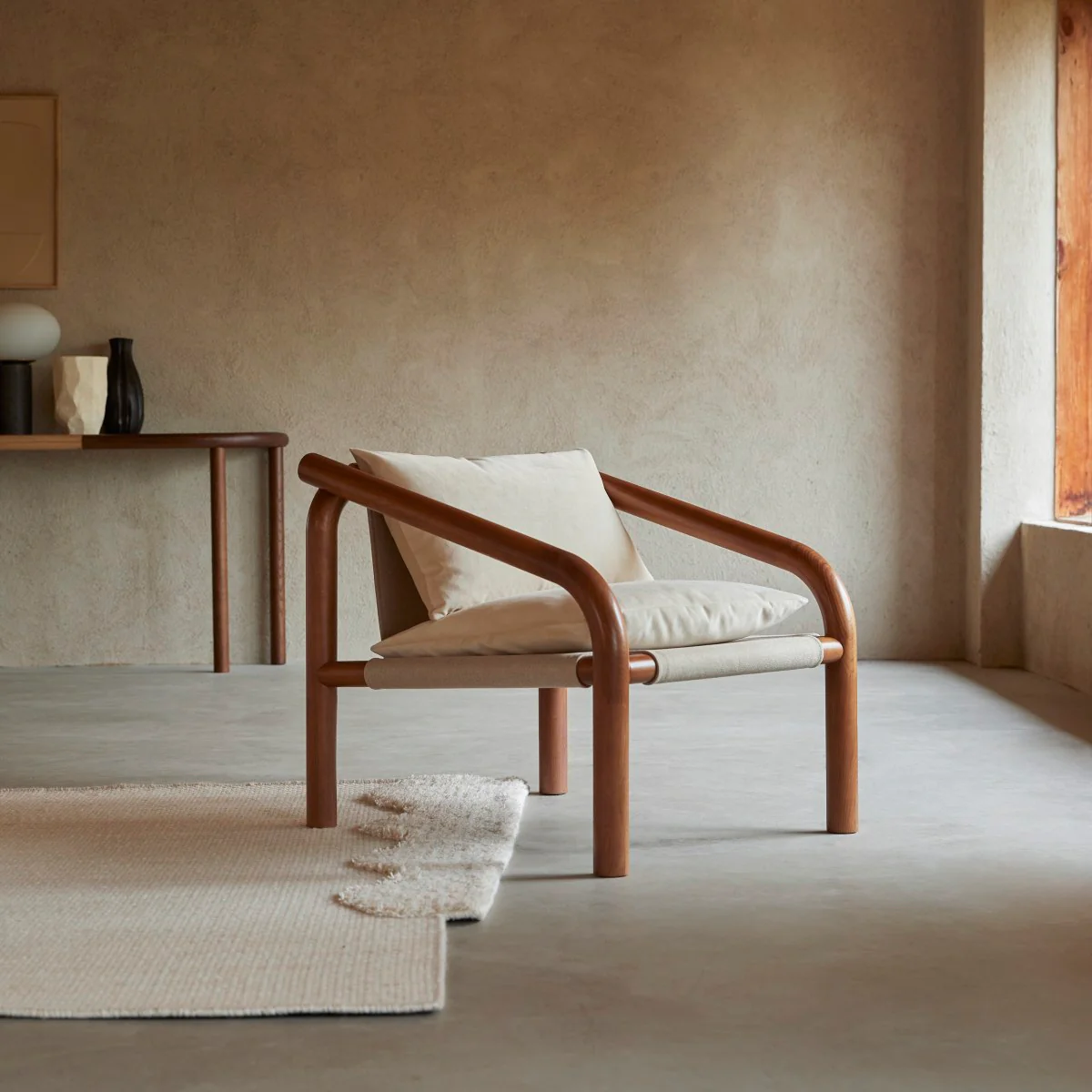 Tikamoon - Fauteuil van donker massief eikenhout en ecru stof - Image 2