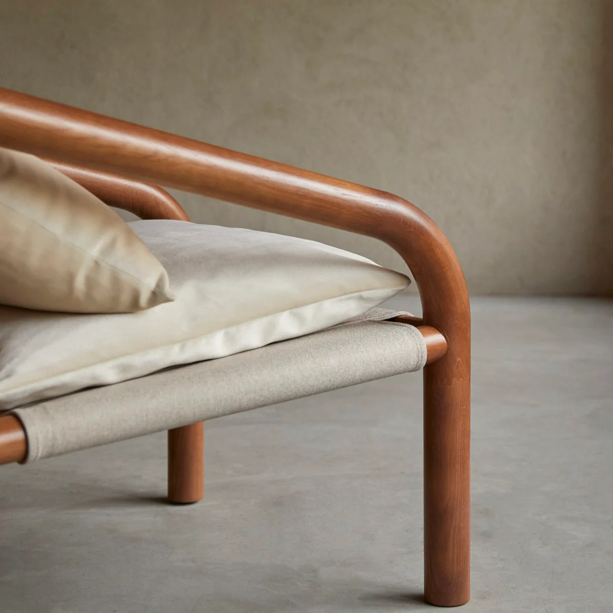 Tikamoon - Fauteuil van donker massief eikenhout en ecru stof - Image 3