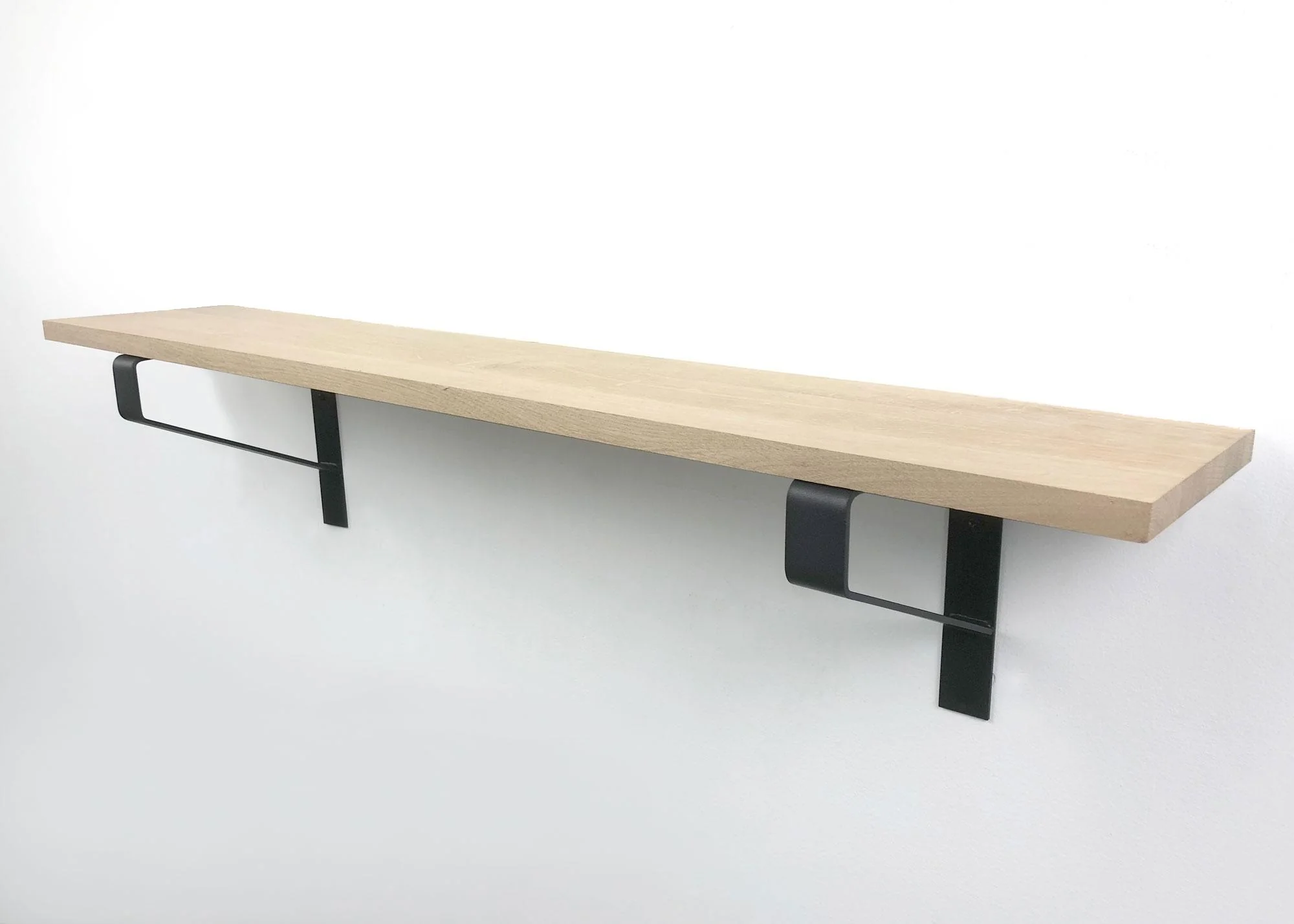 Woodbrothers Eiken 18mm wandplank recht 90cm op 30cm diepe dragers