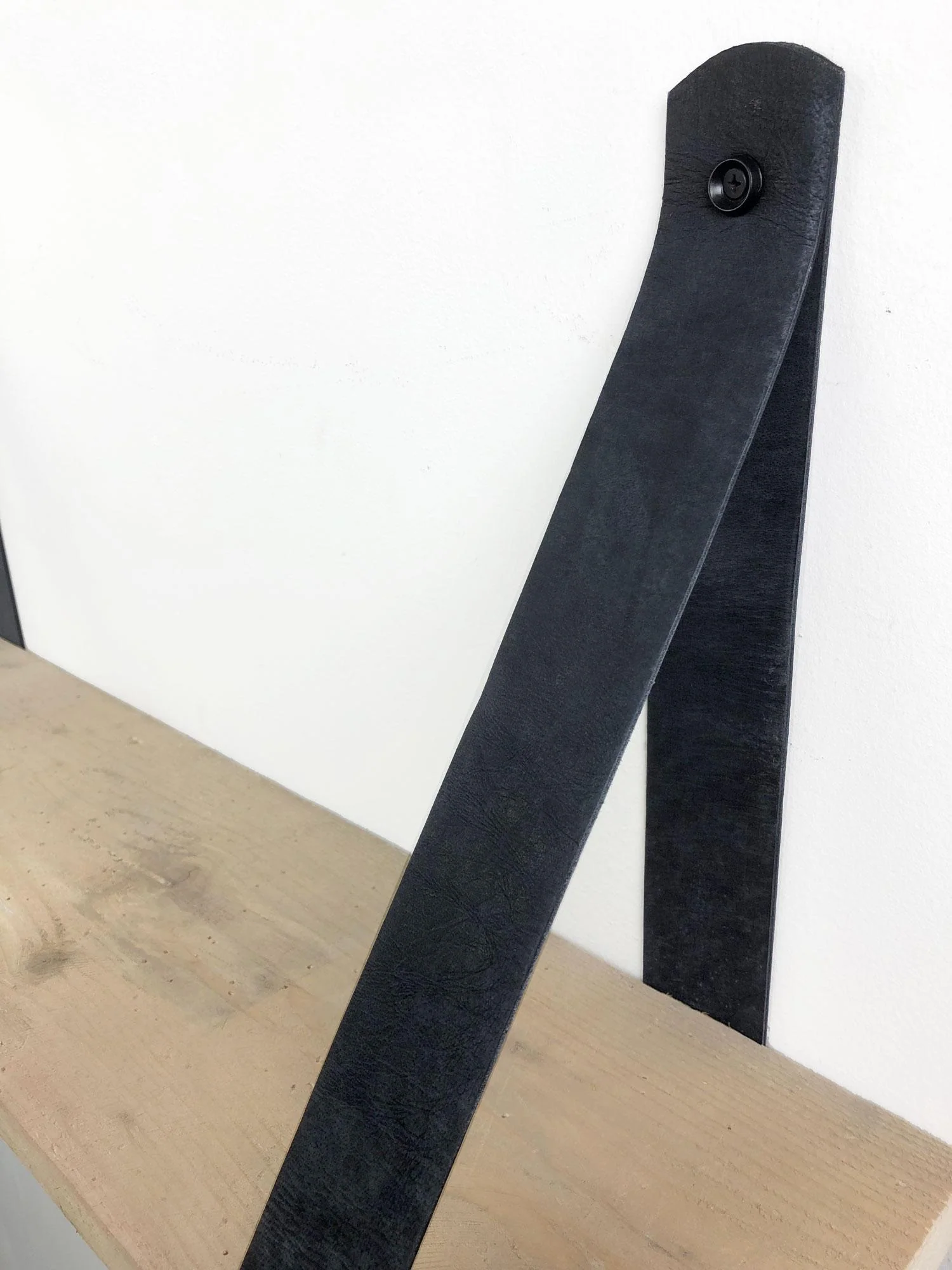 Woodbrothers Steigerhout wandplank 120x20cm + leren riem zwart - Image 2